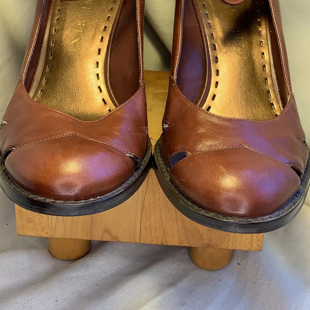 Gianni Bini elegant leather wedge almost NEW